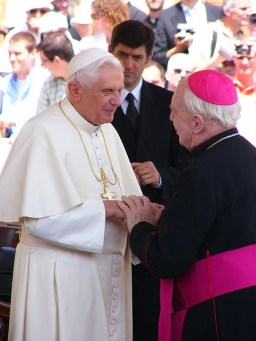 pope-benedict-1036041_640